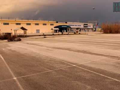 Il negozio di abbigliamento �Primissimo� e il suo ampio parcheggio desolatamente vuoto